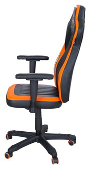 Seitliche Ansicht eines schwarz-orangefarbenen Gaming-Stuhls mit verstellbaren Armlehnen und Rollen.