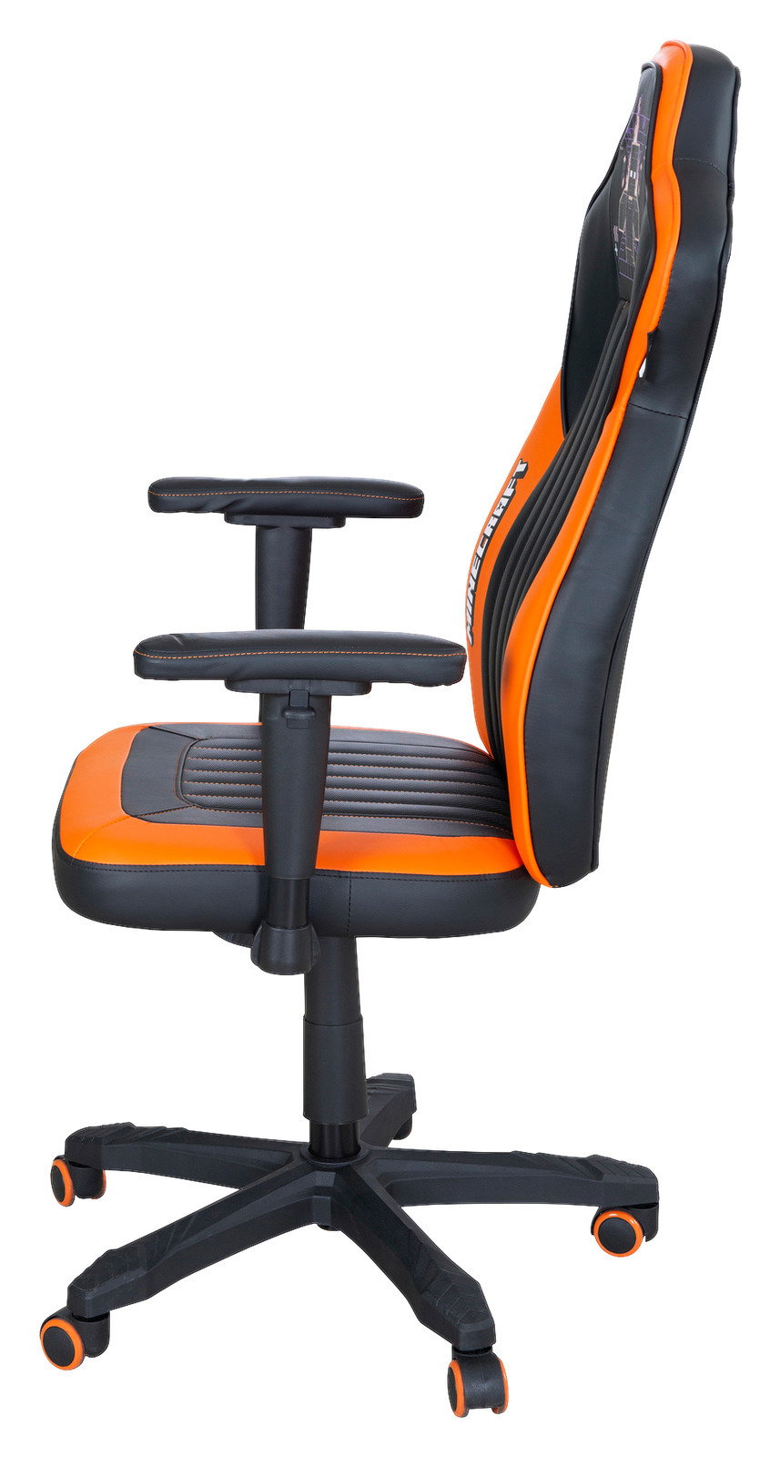 Seitliche Ansicht eines schwarz-orangefarbenen Gaming-Stuhls mit verstellbaren Armlehnen und Rollen.