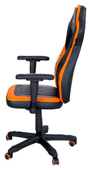 Seitliche Ansicht eines schwarz-orangefarbenen Gaming-Stuhls mit verstellbaren Armlehnen und Rollen.