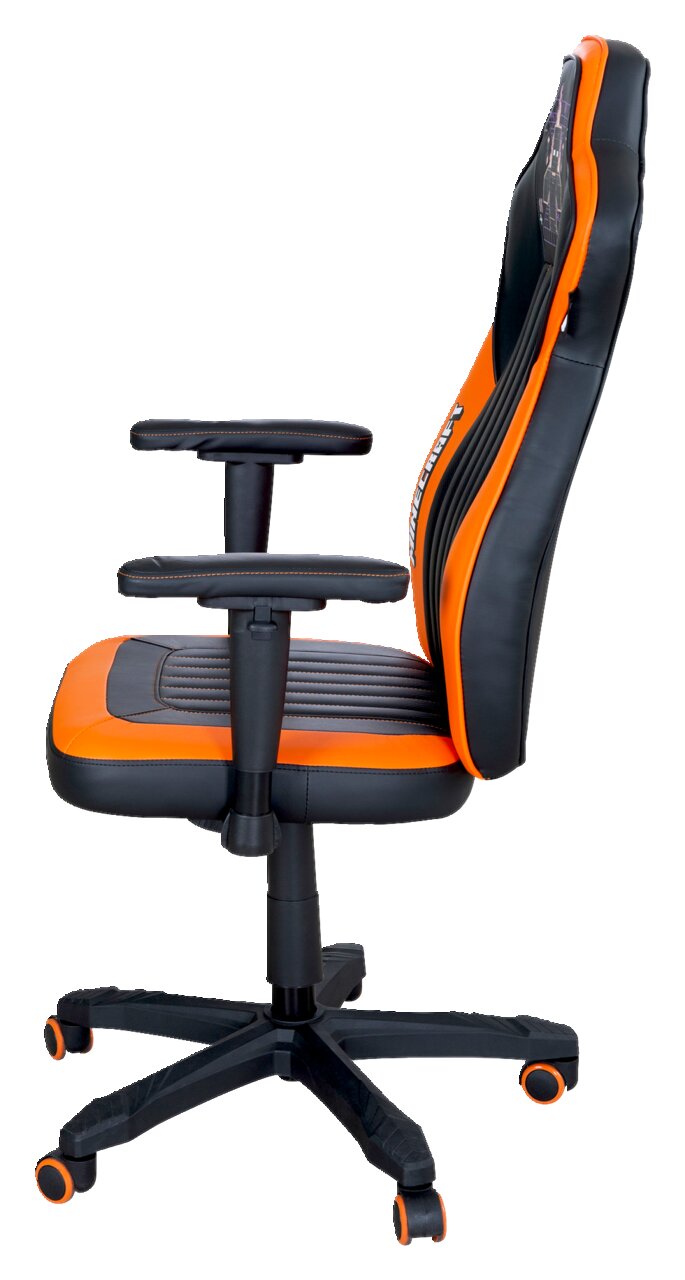 Seitliche Ansicht eines schwarz-orangefarbenen Gaming-Stuhls mit verstellbaren Armlehnen und Rollen.