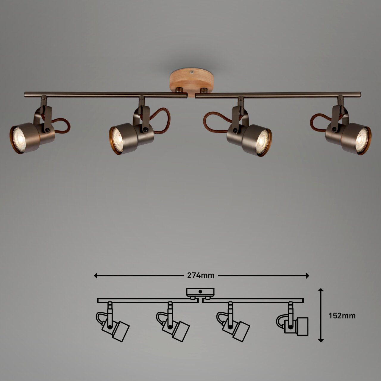 Spotleuchte mit vier verstellbaren Strahlern, montiert auf einer Metallstange mit Holzdetails, seitliche Perspektive.