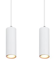 Zwei zylinderförmige, weiße Hängeleuchten aus seitlicher Perspektive mit warmem Lichtschein.