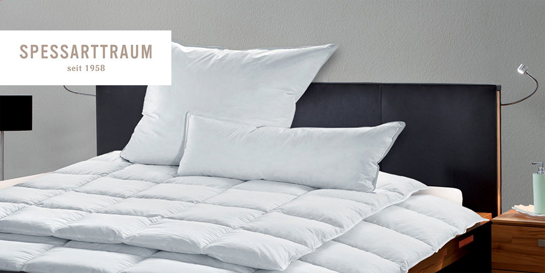 Bett mit weichen weißen Kissen und Decken von Spessarttraum.