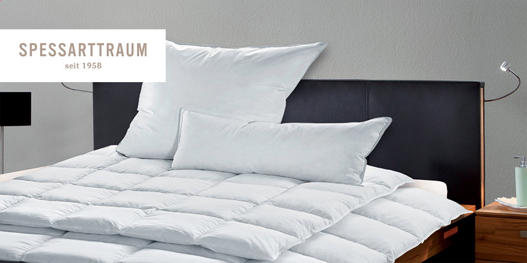 Bett mit weichen weißen Kissen und Decken von Spessarttraum.