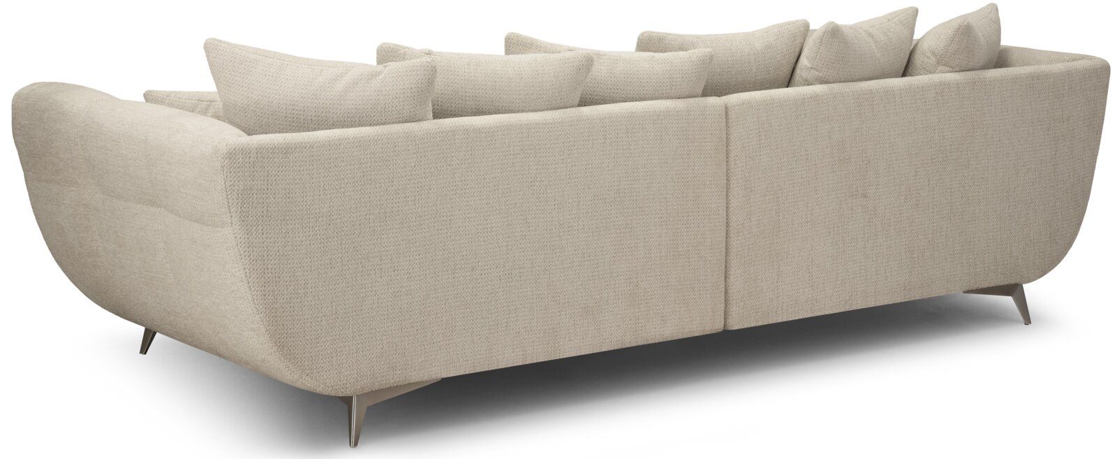 Beiges, gepolstertes Ecksofa mit Stoffbezug, vielen Rückenkissen und schlanken Metallfüßen, gezeigt in Rückansicht aus schräger Perspektive von hinten rechts auf weißem Hintergrund.