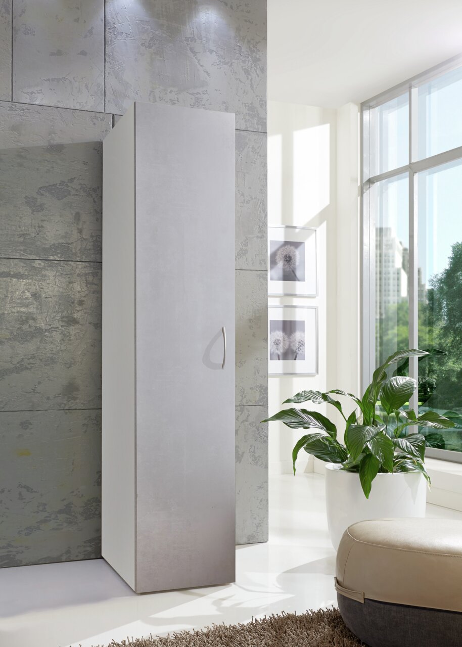 Moderner Mehrzweckschrank in heller Umgebung, seitliche Perspektive