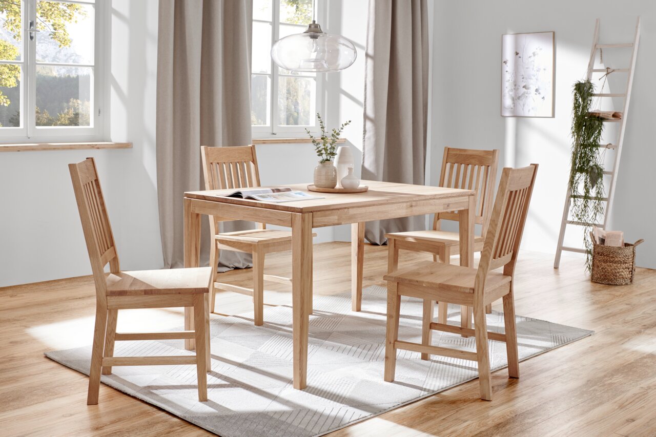 Linea Natura Stuhl II ARNOLD Esszimmer mit hellem Holztisch und vier passenden Stühlen, seitliche Perspektive