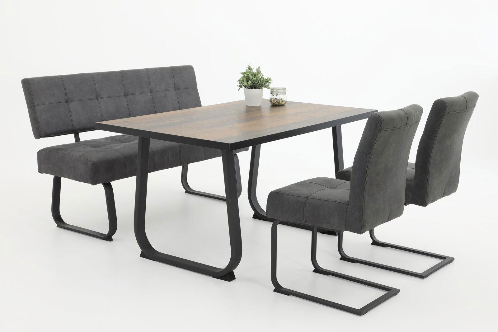 Z2 Esstisch LUISE Moderner Esstisch mit dunkler Holzplatte und schwarzen Metallbeinen, umgeben von grauen Schwingstühlen und einer Bank, seitliche Perspektive.