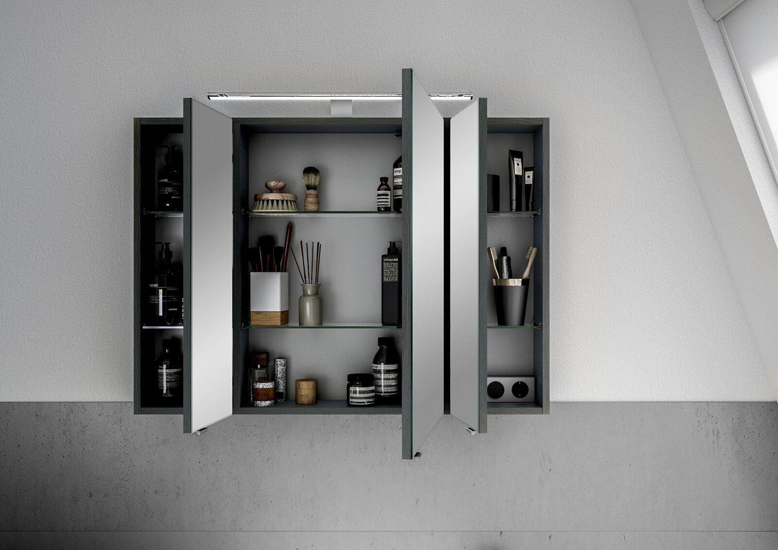 Moderner Spiegelschrank mit geöffneter Tür, gefüllt mit Pflegeprodukten und Accessoires, aus frontaler Perspektive.