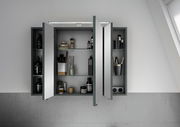 Moderner Spiegelschrank mit geöffneter Tür, gefüllt mit Pflegeprodukten und Accessoires, aus frontaler Perspektive.