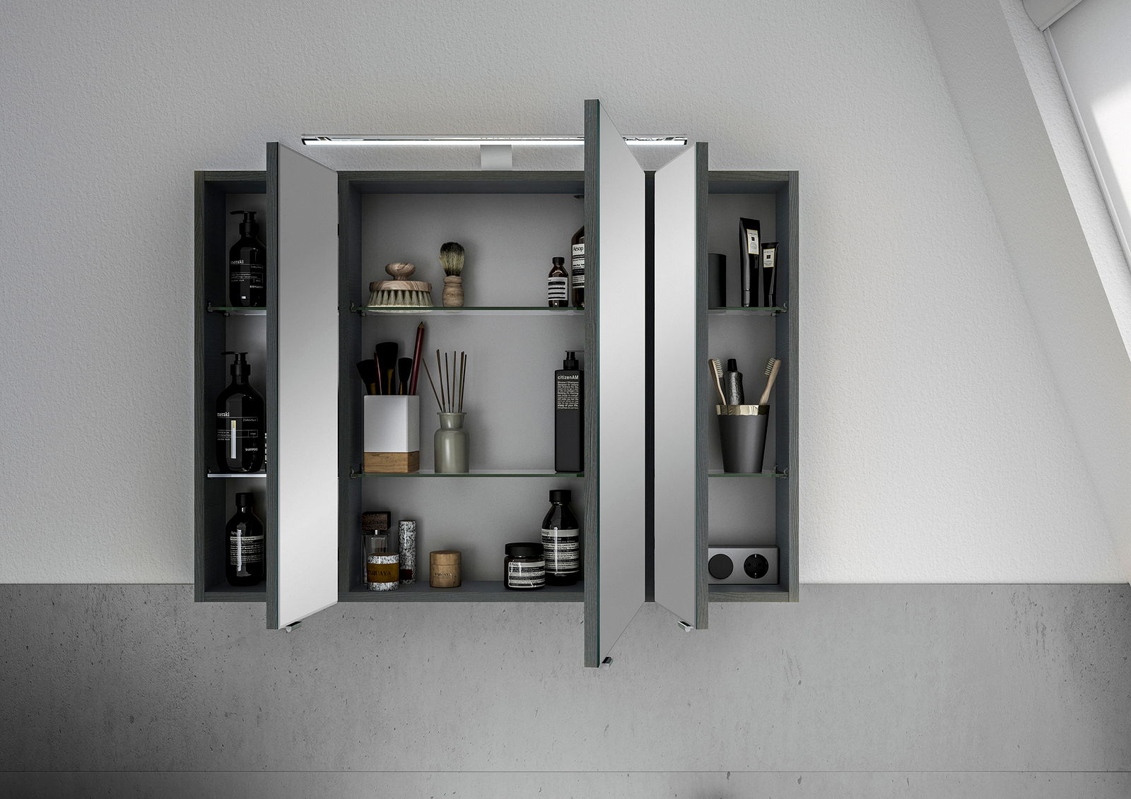 Moderner Spiegelschrank mit geöffneter Tür, gefüllt mit Pflegeprodukten und Accessoires, aus frontaler Perspektive.