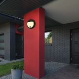 Moderne Akku-Außenwandleuchte an einer roten Wand, seitliche Perspektive