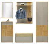 Garderobenkombination in moderner Holz- und Grautönung, bestehend aus einem Spiegel, einer Wandgarderobe mit Hutablage, einer Kommode und einem hohen Schrank. Frontalansicht.