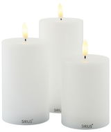 Drei weiße LED-Kerzen in verschiedenen Größen, frontal betrachtet, mit warm leuchtenden Flammen.