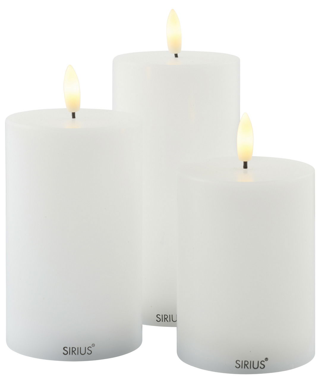 Drei weiße LED-Kerzen in verschiedenen Größen, frontal betrachtet, mit warm leuchtenden Flammen.