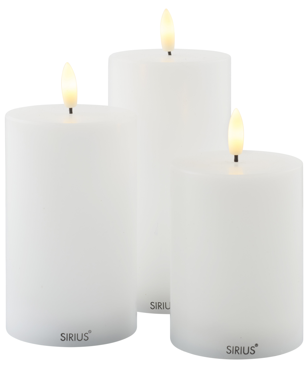 Drei weiße LED-Kerzen in verschiedenen Größen, frontal betrachtet, mit warm leuchtenden Flammen.