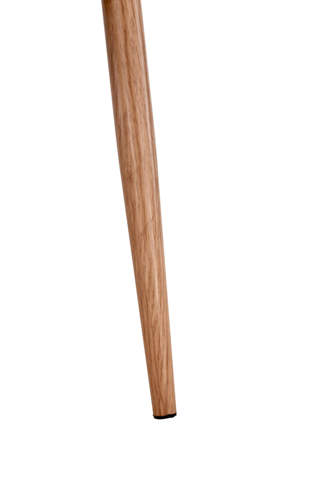 Nahaufnahme eines schräg stehenden, konisch zulaufenden Holzbeins mit Maserung und schwarzem Bodengleiter, Seitenansicht vor weißem Hintergrund