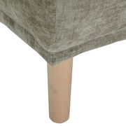 Nahaufnahme eines Hockers mit hellbraunem Holzbein und olivgrünem Stoffbezug, Perspektive von der Seite.