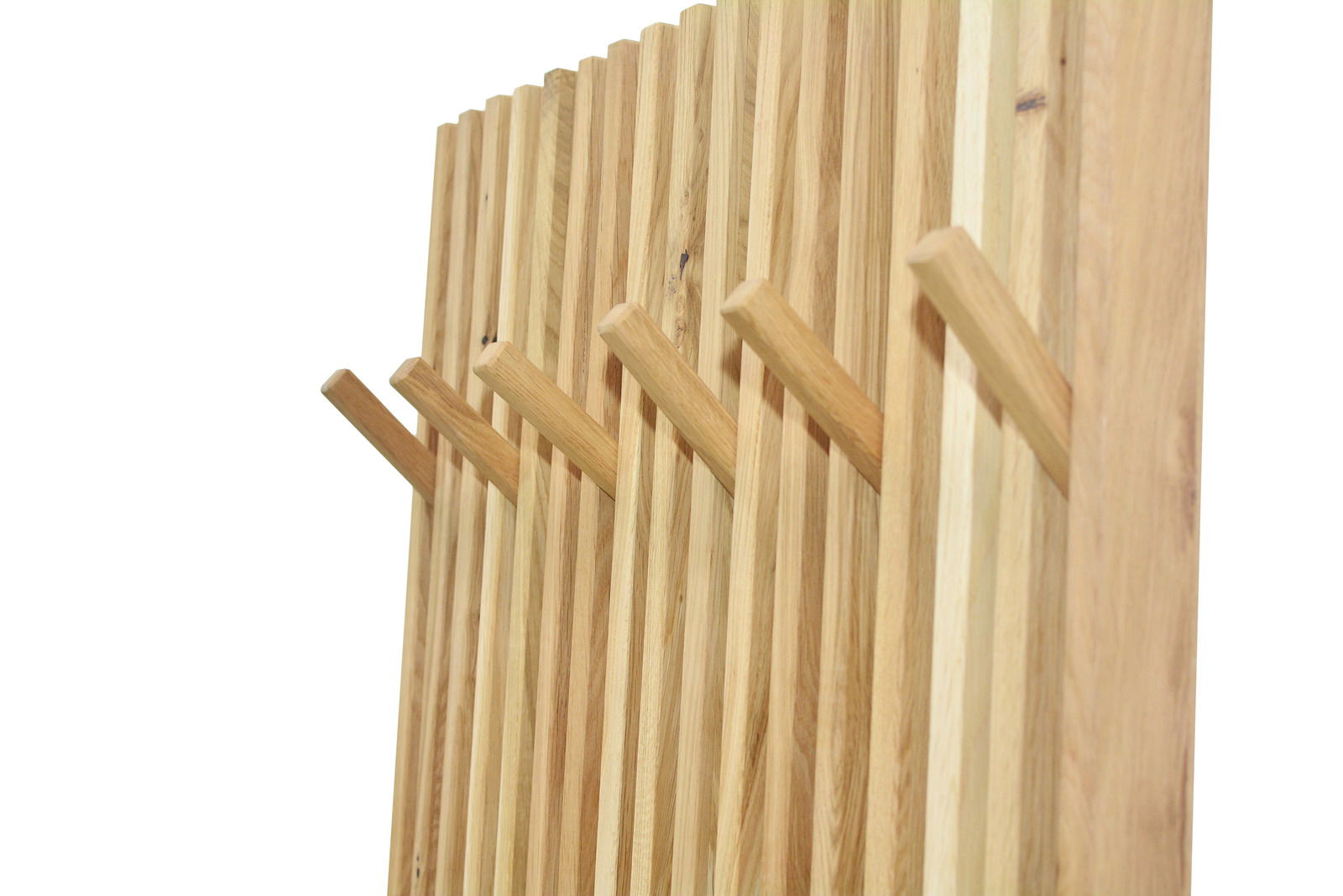 Nahaufnahme eines Garderobenpaneels aus Holz mit mehreren Haken, seitliche Perspektive