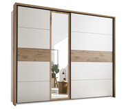 Moderner Schwebetürenschrank mit Holz- und Weißakzenten, mittigem Spiegel und seitlicher Perspektive.
