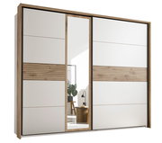 Moderner Schwebetürenschrank mit Holz- und Weißakzenten, mittigem Spiegel und seitlicher Perspektive.
