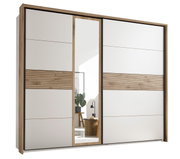 Moderner Schwebetürenschrank mit Holz- und Weißakzenten, mittigem Spiegel und seitlicher Perspektive.