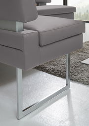 Detailansicht einer modernen grauen Eckbank mit Metallgestell und gepolstertem Sitz.