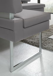 Detailansicht einer modernen grauen Eckbank mit Metallgestell und gepolstertem Sitz.