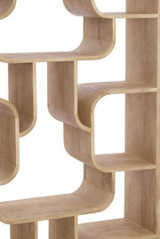 Nahaufnahme eines modernen Standregals aus hellem Holz mit geschwungenen Regalböden, seitliche Perspektive