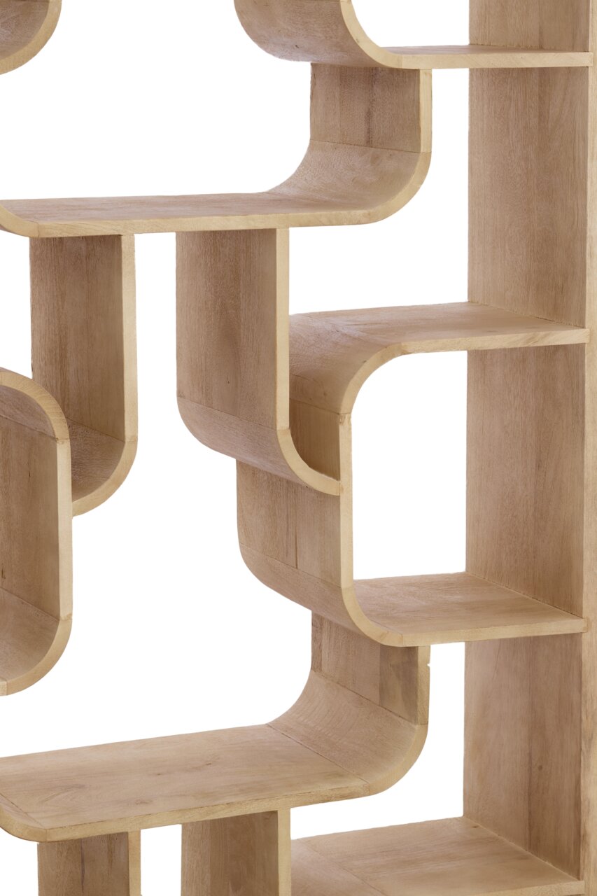 Nahaufnahme eines modernen Standregals aus hellem Holz mit geschwungenen Regalböden, seitliche Perspektive
