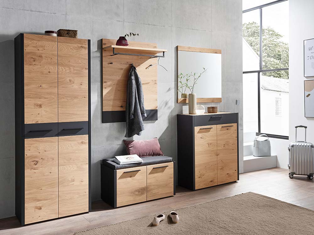 Moderne Garderobe mit Holzmöbeln, Spiegel und grauer Wandfarbe.