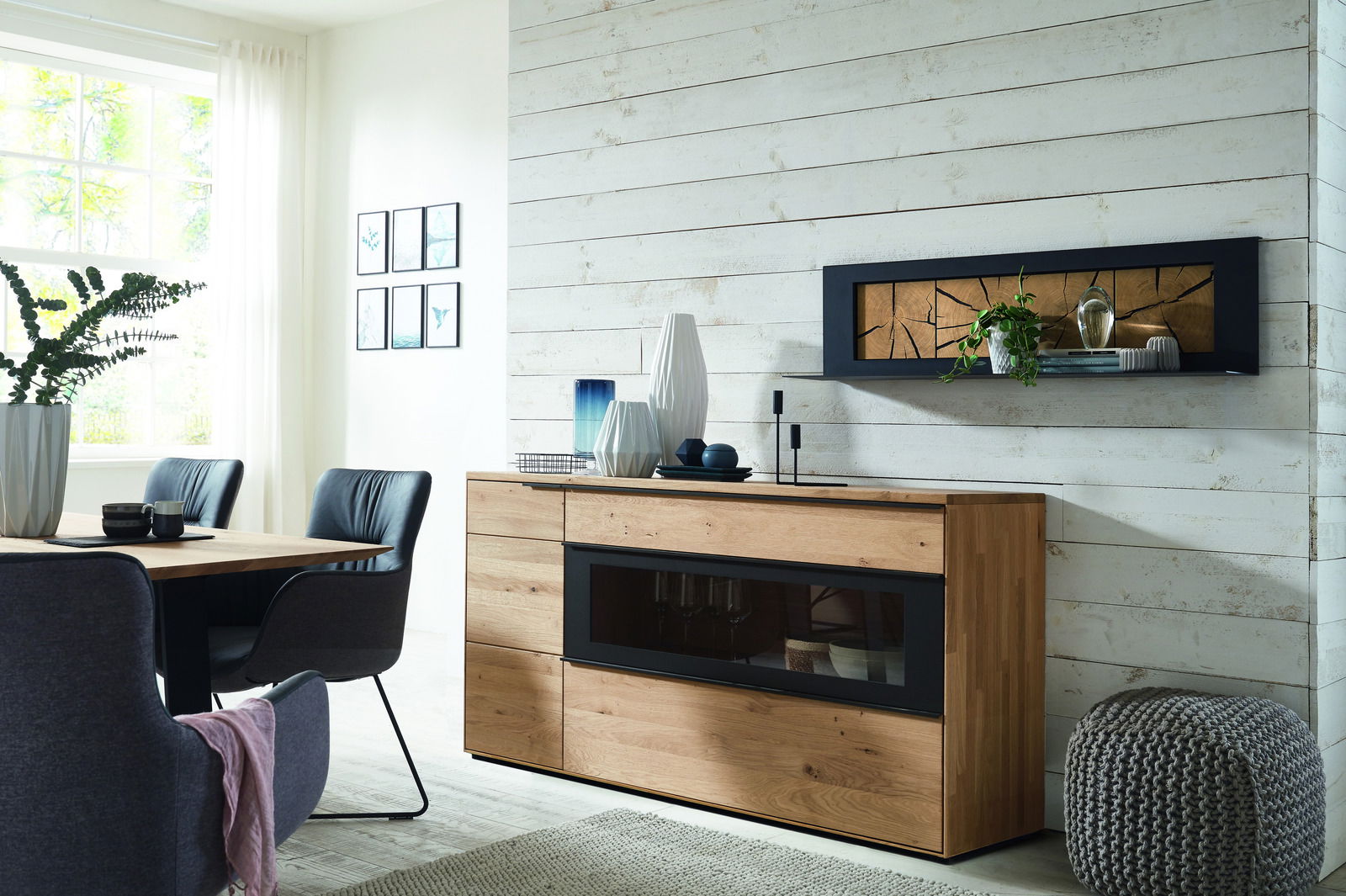Wandboard Wöstmann Markenmöbel WM 1910 in einem modernen Wohnzimmer, seitliche Perspektive