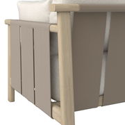 Detailansicht eines Loungesessels mit Holzrahmen und beigem Stoffbezug von der Seite.