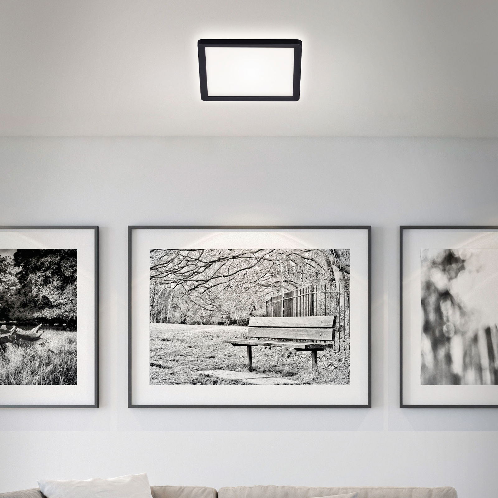 Briloner LED-Deckenleuchte SLIM Moderne LED-Deckenleuchte in quadratischer Form, von unten betrachtet, montiert an einer weißen Decke in einem stilvoll eingerichteten Raum.