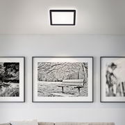 Moderne LED-Deckenleuchte in quadratischer Form, von unten betrachtet, montiert an einer weißen Decke in einem stilvoll eingerichteten Raum.