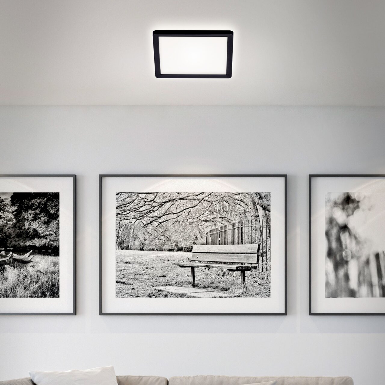 Briloner LED-Deckenleuchte SLIM Moderne LED-Deckenleuchte in quadratischer Form, von unten betrachtet, montiert an einer weißen Decke in einem stilvoll eingerichteten Raum.