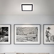Moderne LED-Deckenleuchte in quadratischer Form, von unten betrachtet, montiert an einer weißen Decke in einem stilvoll eingerichteten Raum.