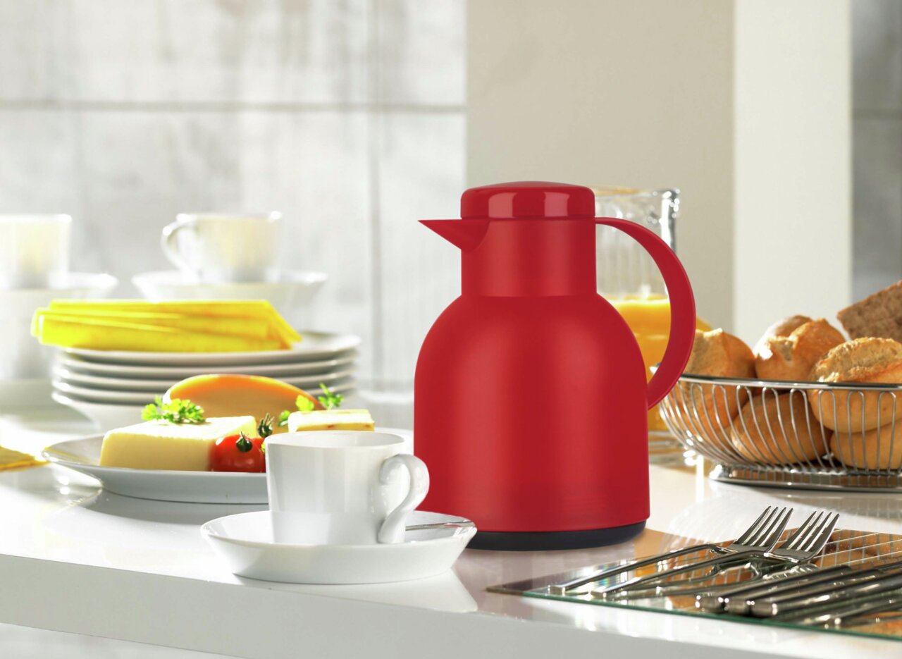 Rode thermoskan SAMBA op een gedekte ontbijttafel, zijaanzicht