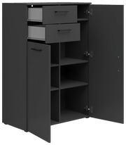 Schwarze Kommode mit zwei offenen Schubladen und zwei offenen Türen, die mehrere Regalfächer zeigen. Perspektive von vorne links.