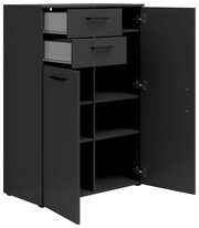 Schwarze Kommode mit zwei offenen Schubladen und zwei offenen Türen, die mehrere Regalfächer zeigen. Perspektive von vorne links.