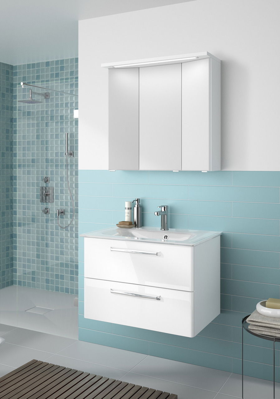 Moderner Badblock mit weißem Waschbeckenunterschrank und Spiegelschrank, seitliche Perspektive