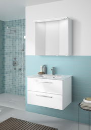 Moderner Badblock mit weißem Waschbeckenunterschrank und Spiegelschrank, seitliche Perspektive