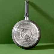 Pfanne 24cm Renewal, Ansicht von unten mit grünem Hintergrund