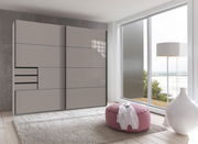 Moderner Schwebetürenschrank mit zwei Türen in einem hellen Raum mit Blick auf eine Terrasse. Perspektive von vorne links.