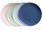 Vier runde Speiseteller mit feinem Goldrand in Pastellfarben (Rosa, Grün, Hellblau) und Dunkelblau, Durchmesser ca. 27 cm, Draufsicht/Ansicht von oben.