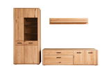 Frontale Ansicht der Cantus Wandkombination ASINARA aus hellem Holz mit einem hohen Schrank, einem niedrigen Sideboard und einem Wandregal.