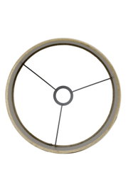 Draufsicht auf einen runden Lampenschirm mit Metallstreben, beige Farbe.
