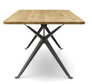 Moderner Esstisch mit Holzplatte und Metallgestell, seitliche Perspektive