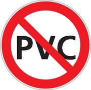 Symbol für PVC-freies Material, roter Kreis mit diagonalem Strich über den Buchstaben PVC, Frontalansicht