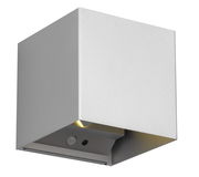 Silberne, würfelförmige Akku-Wandleuchte TALENT aus seitlicher Perspektive